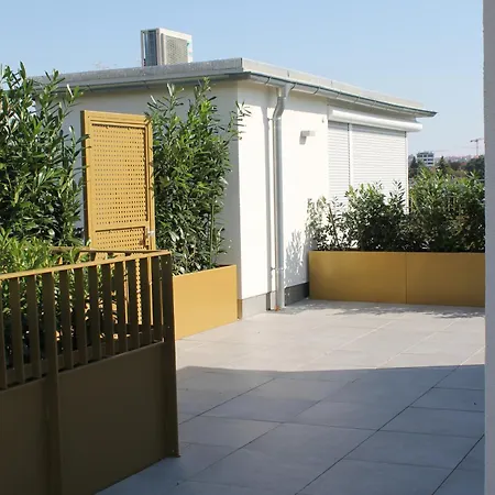 아파트 Exklusives Mit Grosser Dachterrasse